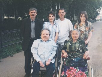 Инсур Мусанниф (второй ряд слева), первый ряд слева направо - Рафис Мухаметдинов, Каусария Шафикова. 12.07.2003 г. Фото Сании Мубаракзяновой