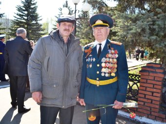 Местный поэт, подполковник Файзи Гумеров и Инсур Шангареев. 9.05.2013 г.